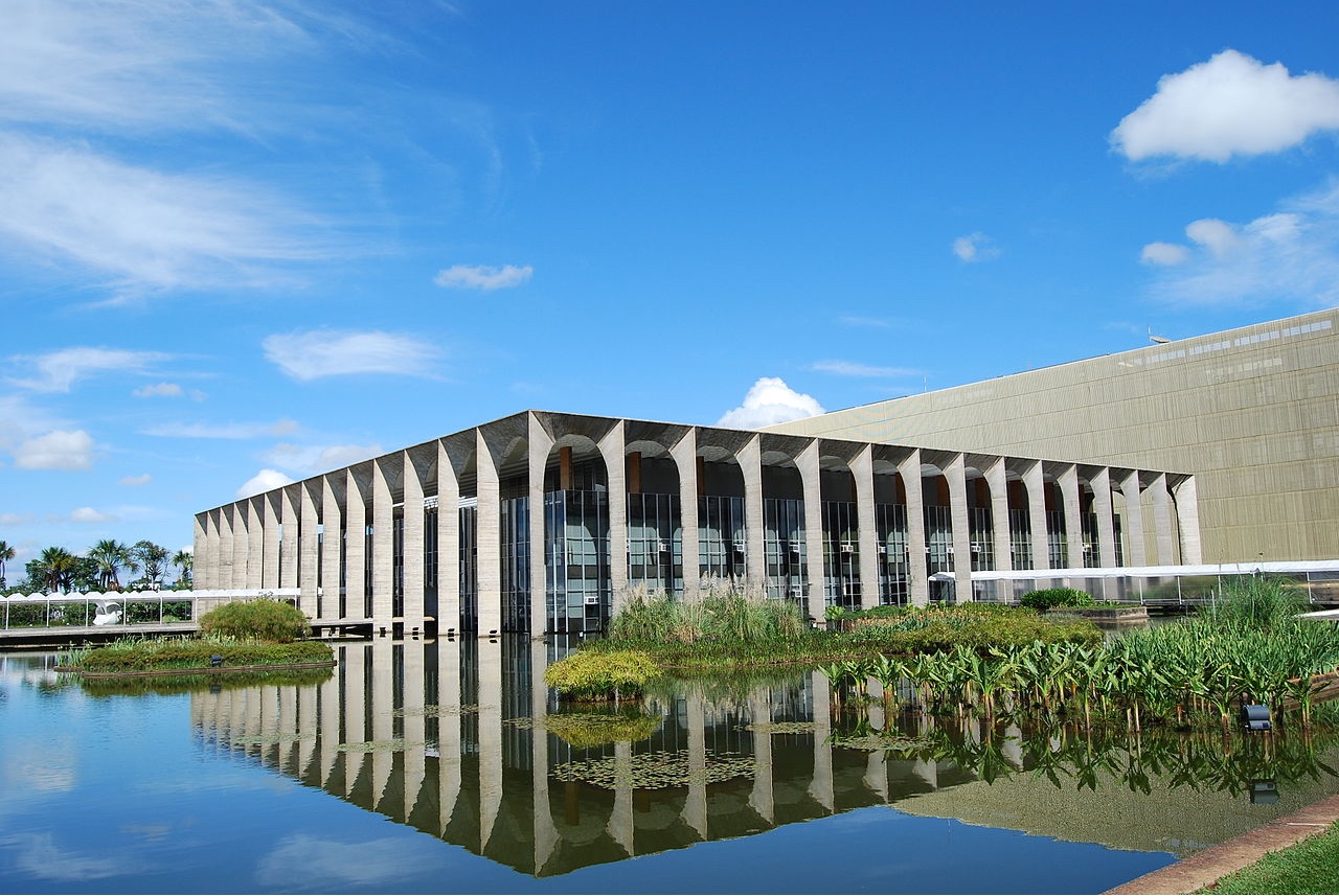 Palácio do Itamaraty, Brasília, Brasil. Photo by A C Moraes via Wikimedia Commons.