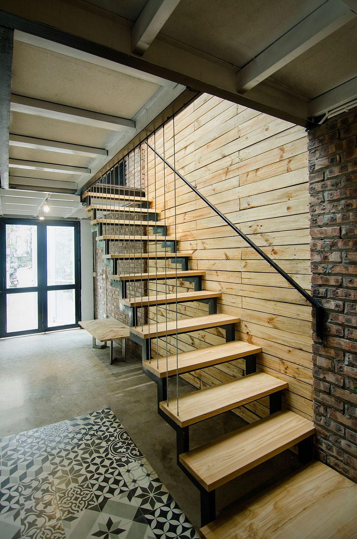 Simple design of the staircase and the house save time, space and resources