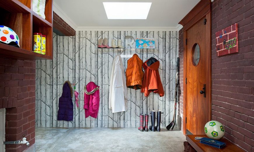 25 Gorgeous Entryways Clad in Wallpaper