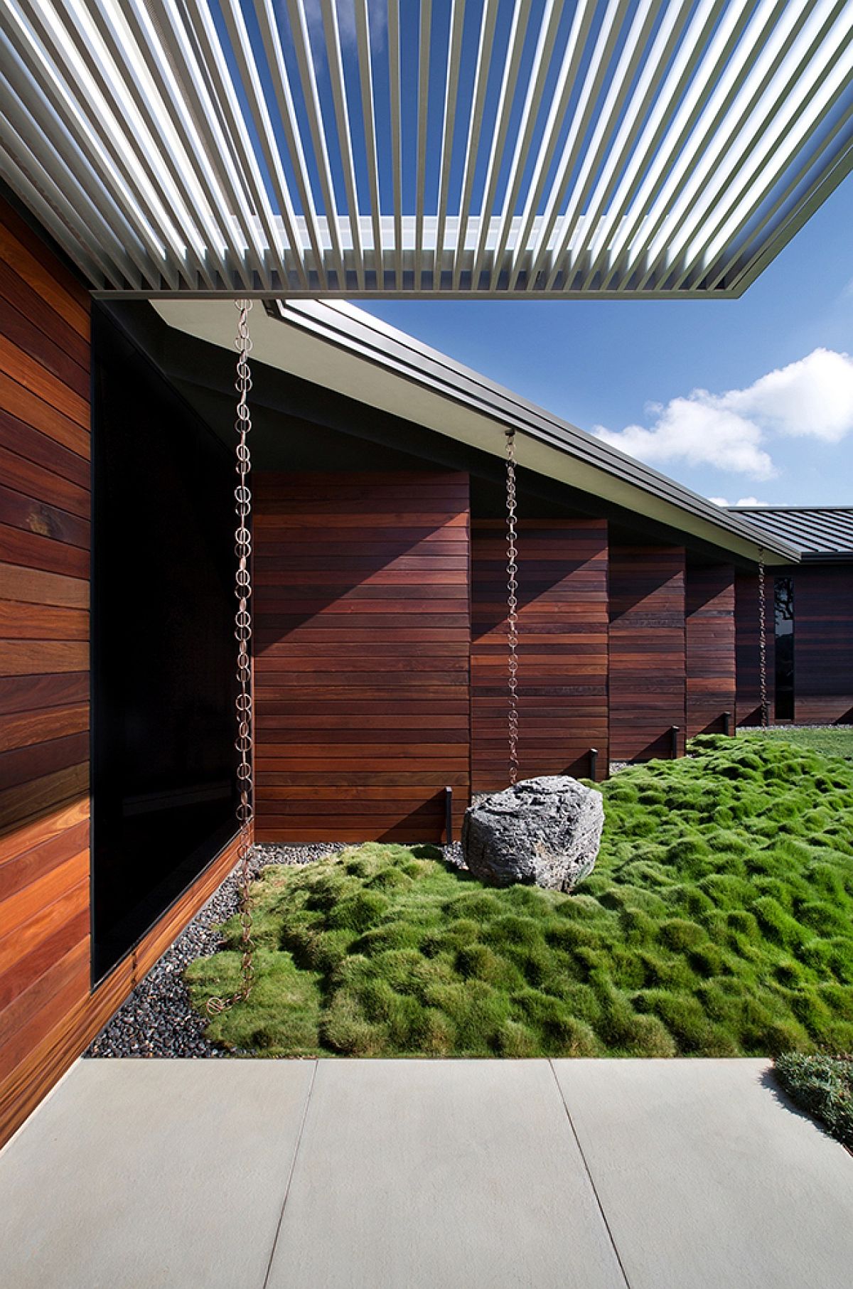 Aluminum overhang, Korean grass and wooden walls give the interior ample visual contrast