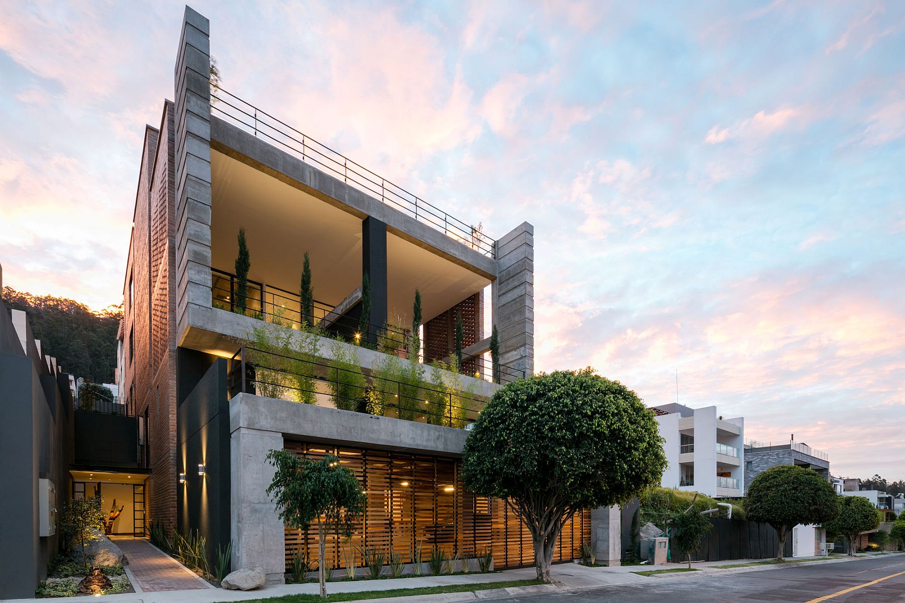 Apartment Building Zambeze by Juan Pablo Ribadeneira Mora