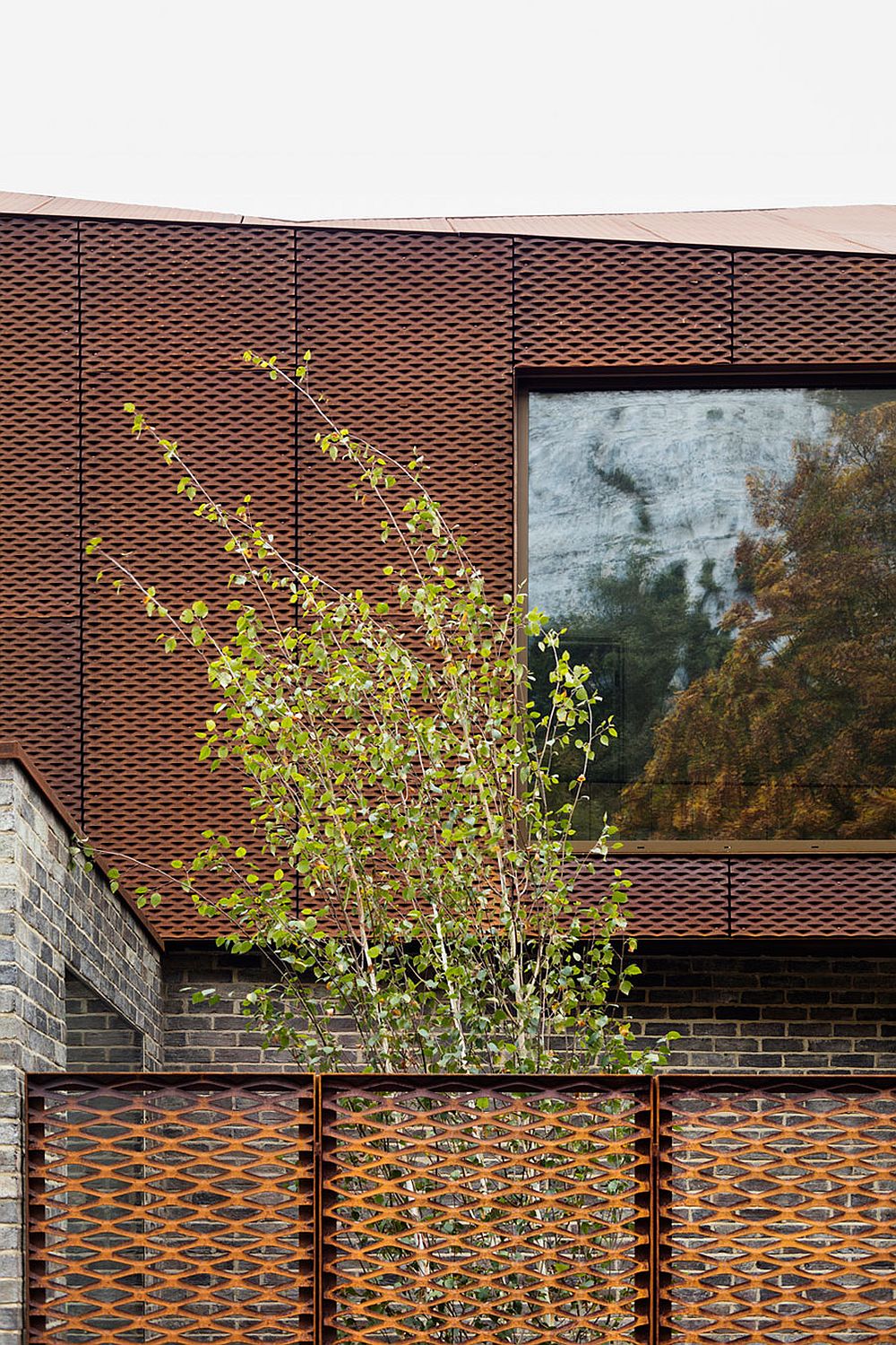 Brick, glass, steel and concrete shape a unique English home