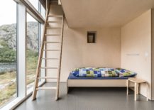 Bunk-beds-create-perfect-and-multiple-sleeping-stations-inside-the-mountain-cabin-217x155