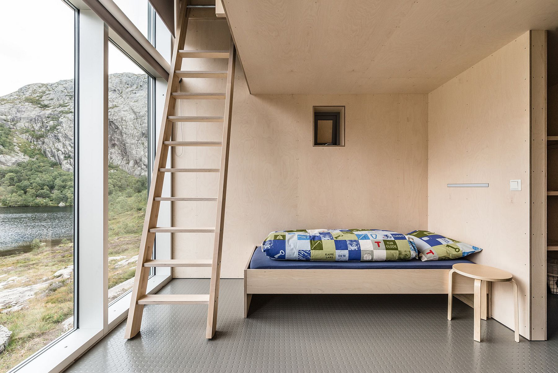 Bunk beds create perfect and multiple sleeping stations inside the mountain cabin