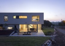 Cantilevered-top-section-of-the-house-gives-it-a-cool-sculptural-vibe-217x155