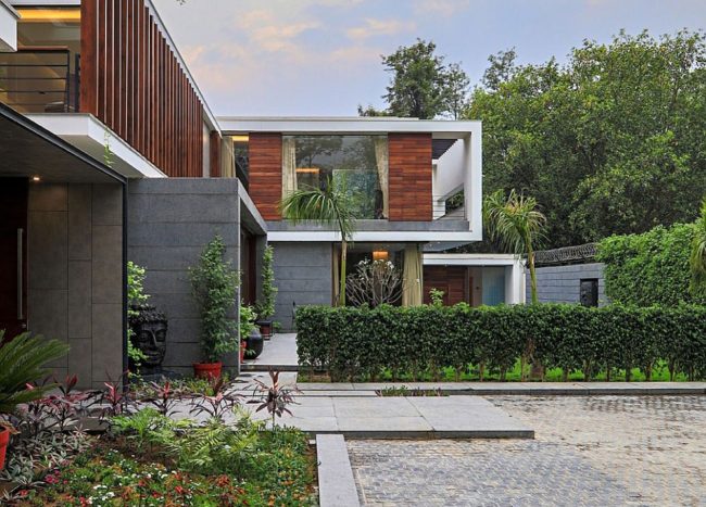 Wooden Slats, Glass Walls and Modern Grandeur: Gallery House in India ...