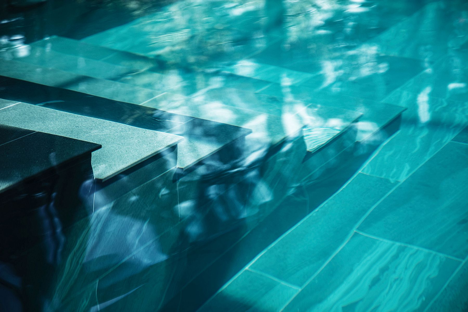 closer-look-at-the-pool-with-steps-inside-the-awesome-pool-house