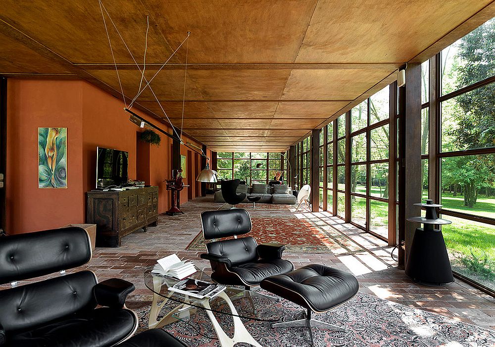 Colors of the wall and ceiling bring a warm glow to the open sunroom [Design: zanon architetti associate]