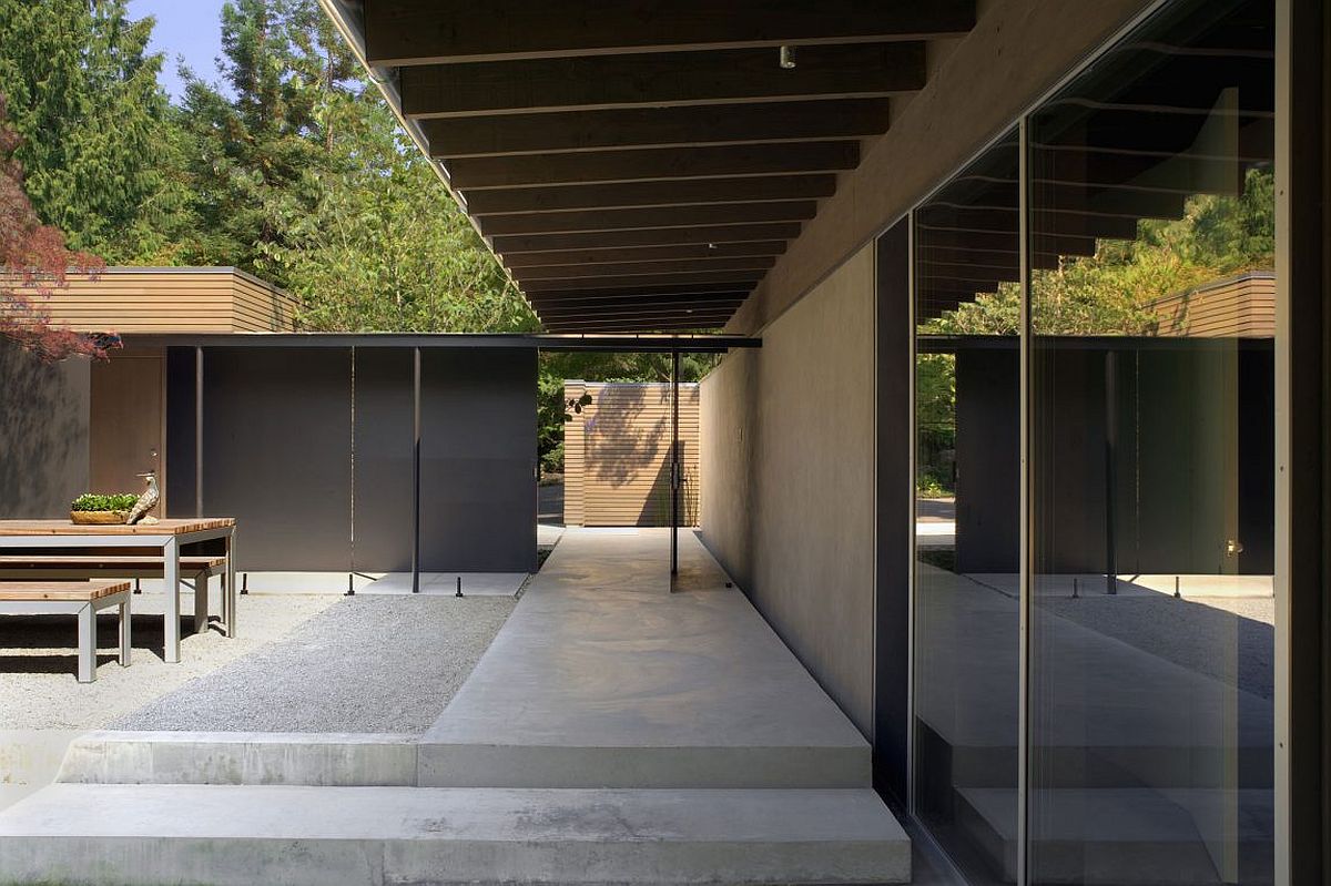 Dark metallic frames, extended roof and raised platform create a smart courtyard