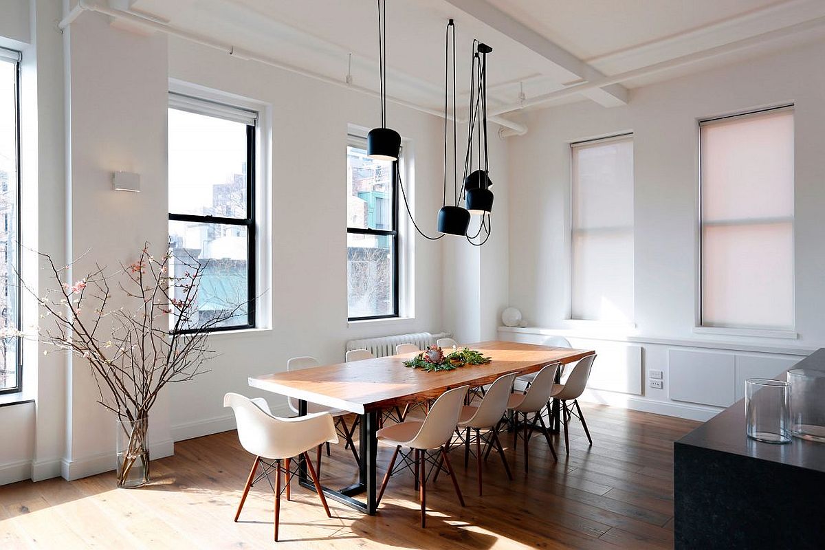 Dashing and dark pendant light above the dining table in black