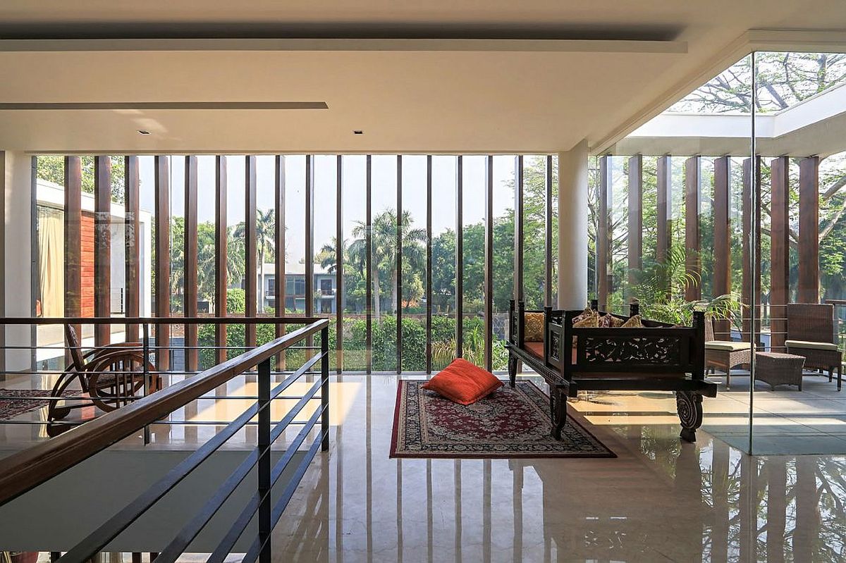 Design of the top level with glass walls and wooden slats combines privacy with smart ventilation