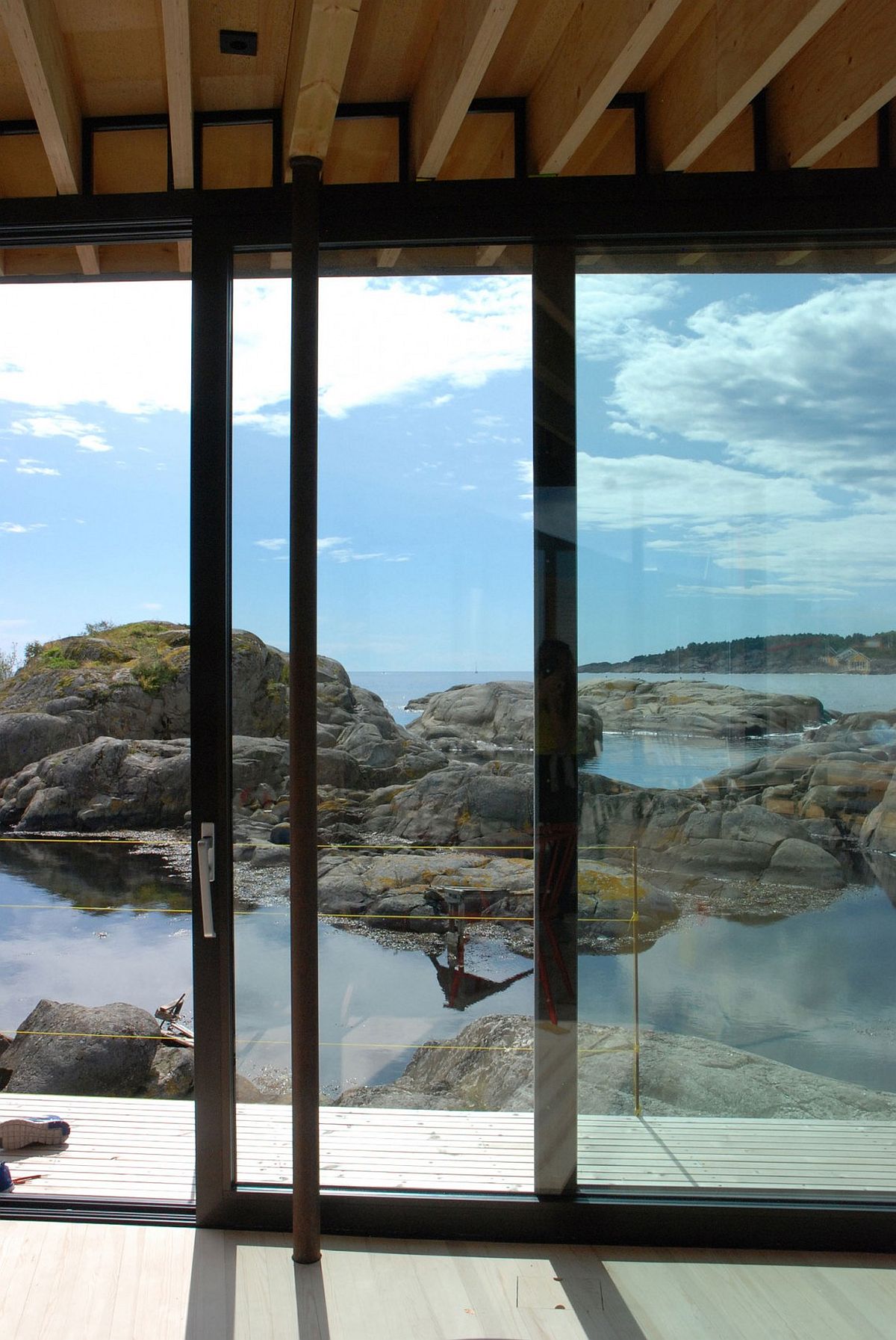 Floor-to-ceiling glass walls connect the interior with the view outside