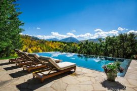 20 Stunning Outdoor Hangouts and Decks with a Forest View