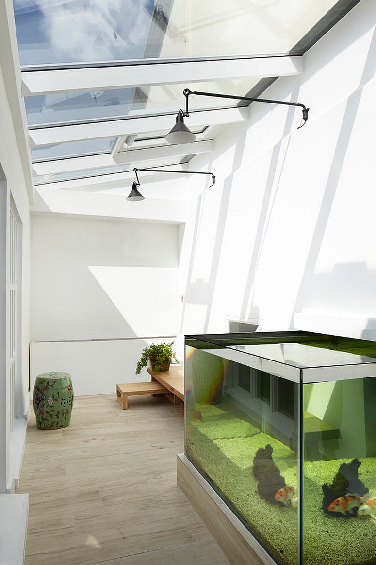 Industrial chic sunroom in white with glass ceiling