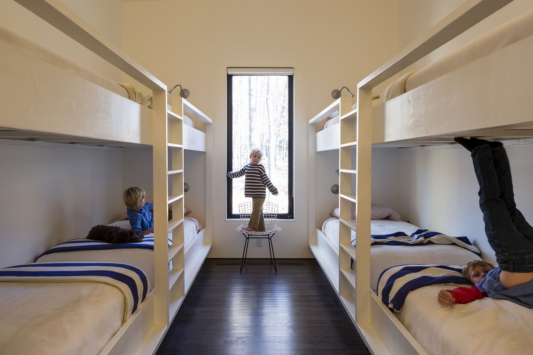 Kids' bunk bedroom idea