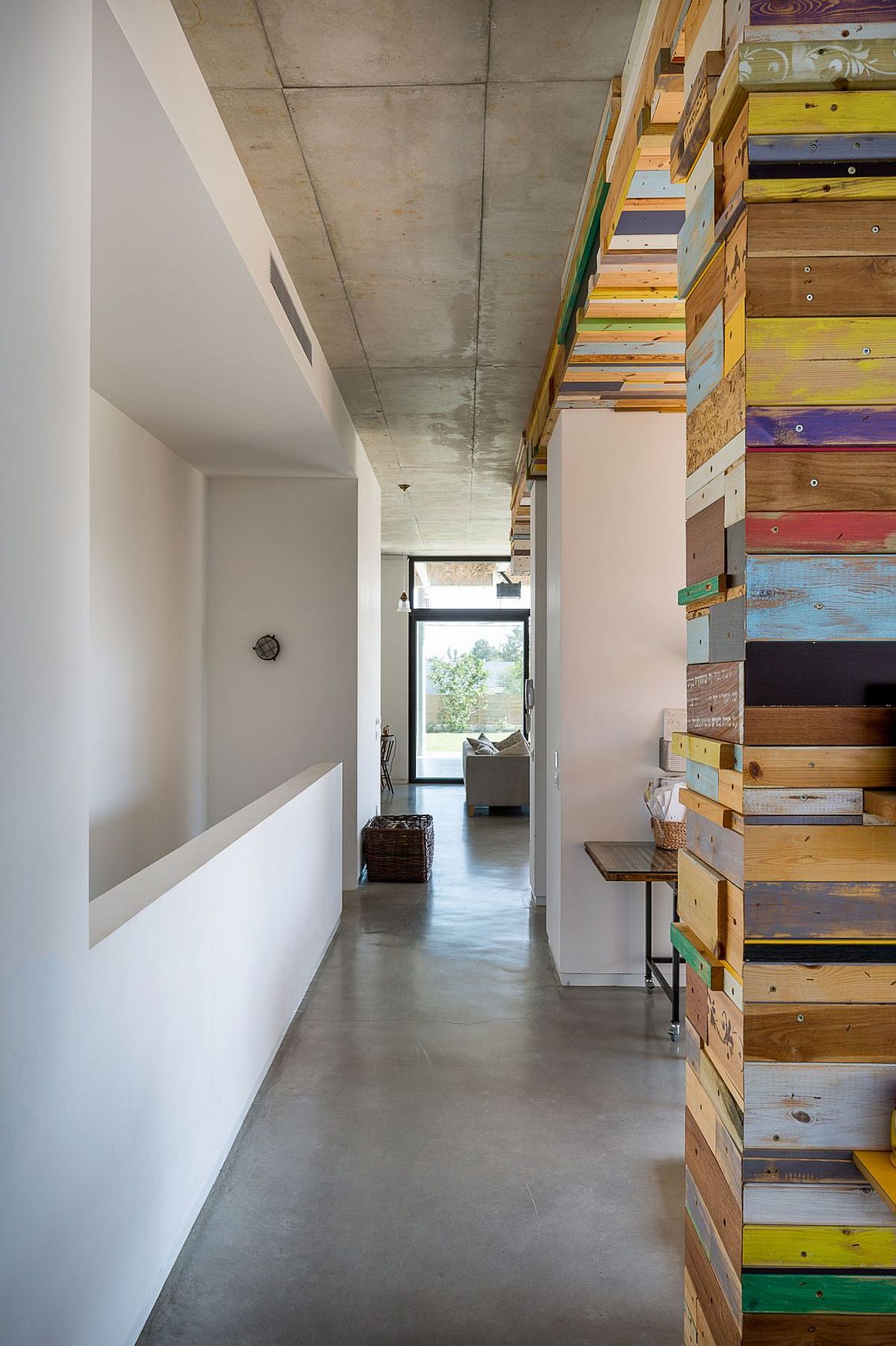 Long corridors connect the different rooms of the house and create light-filled spaces