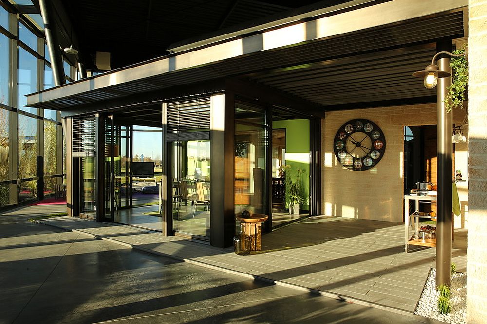 Metal and glass shape a beautiful industrial sunroom