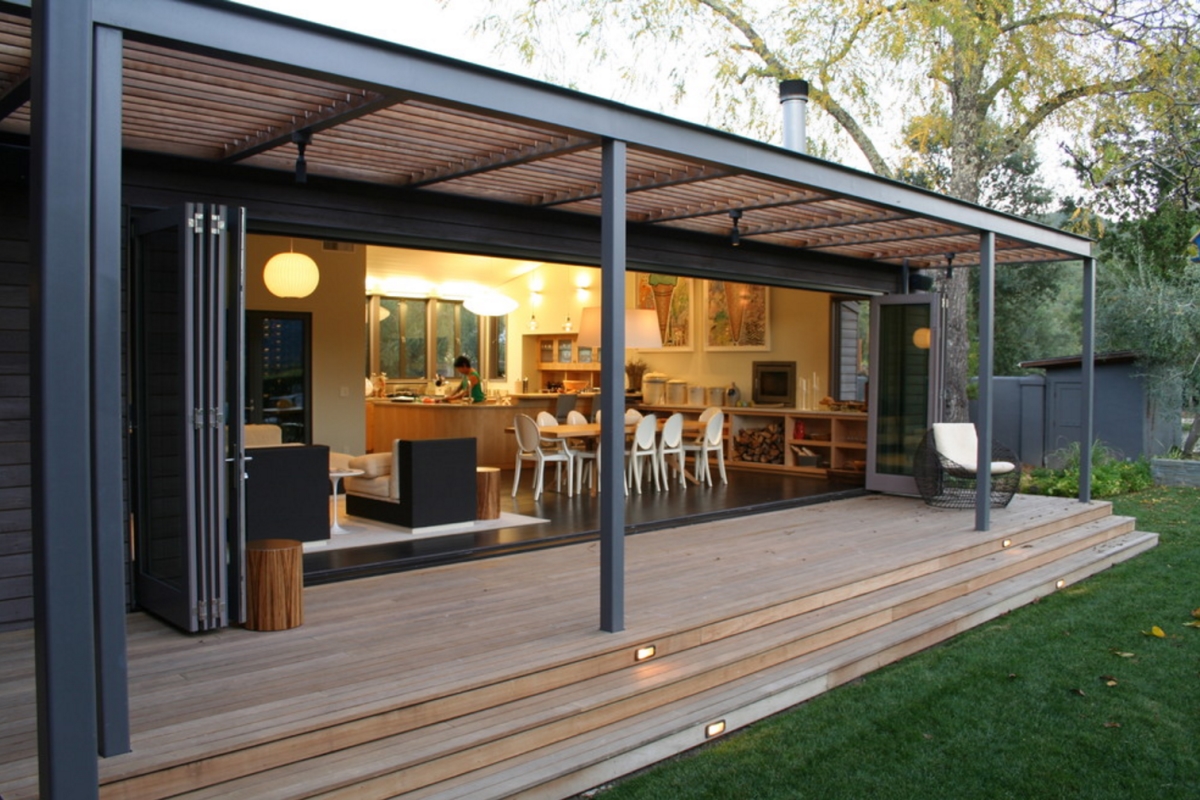 Modern back porch from Lorin Hill Architect