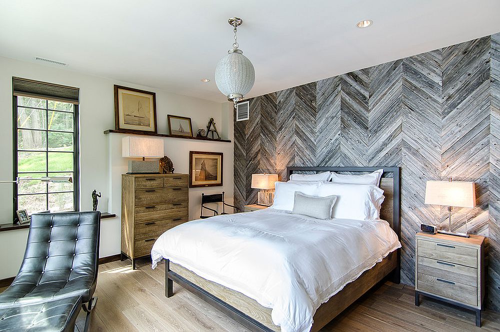 Reclaimed cedar fence turned into a fascinating feature wall in the rustic bedroom [Design: Blansfield Builders]