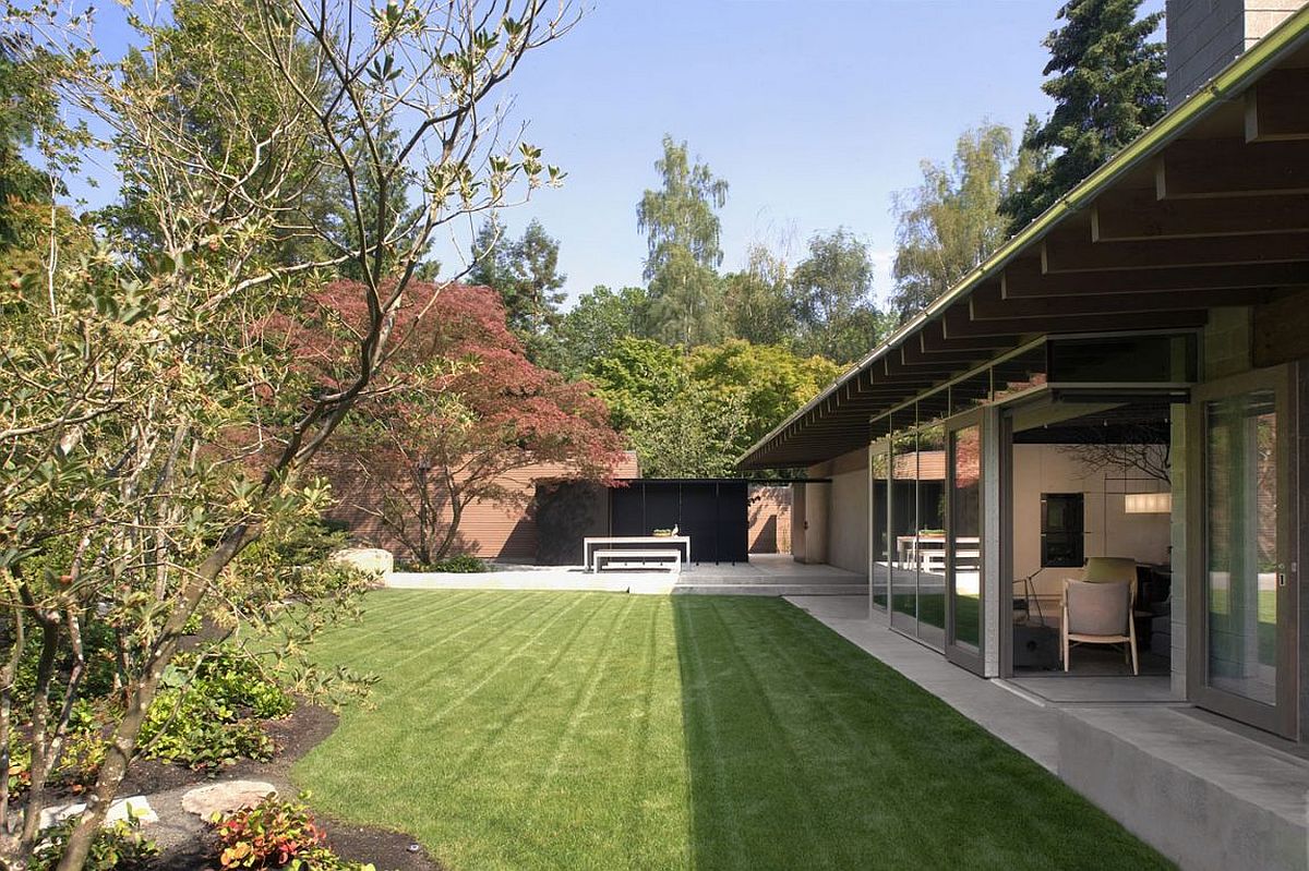 Series of windows and doors connect the gome with the serene private garden