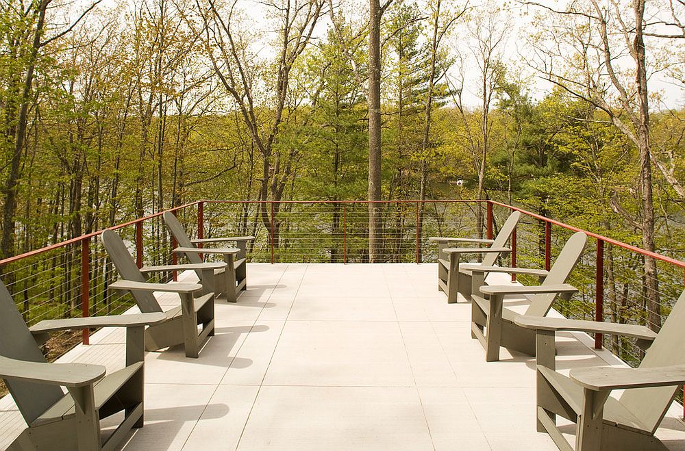 Simple and open deck design surrounded by greenery