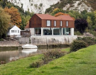 South Street: Riverside English Home in Cor-Ten Steel and Concrete