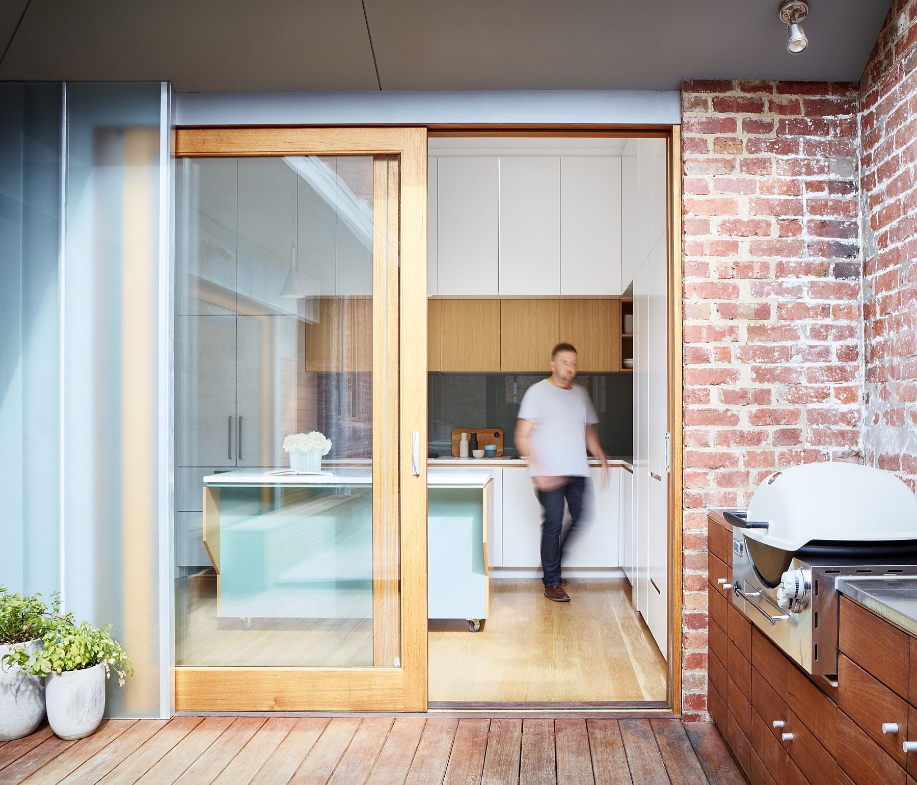 Space-conscious kitchen connected with the deck and the barbecue zone