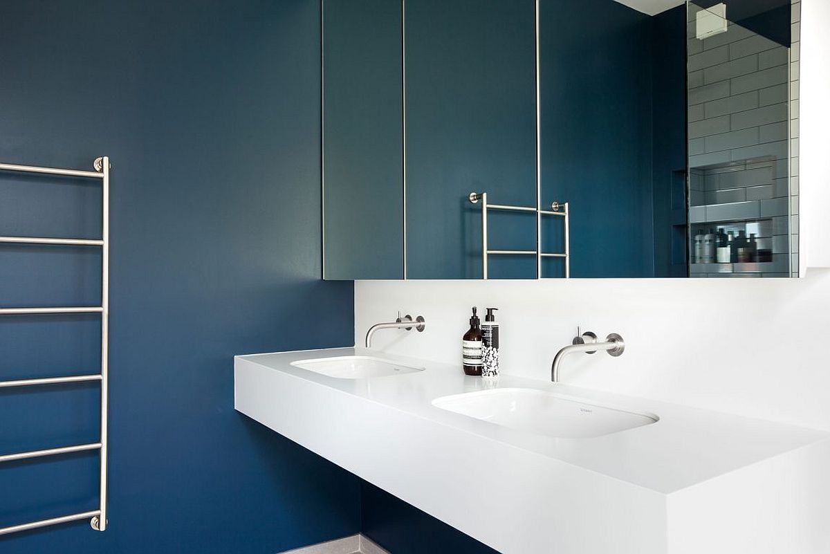 Sparkling contemporary bathroom in dark blue and white