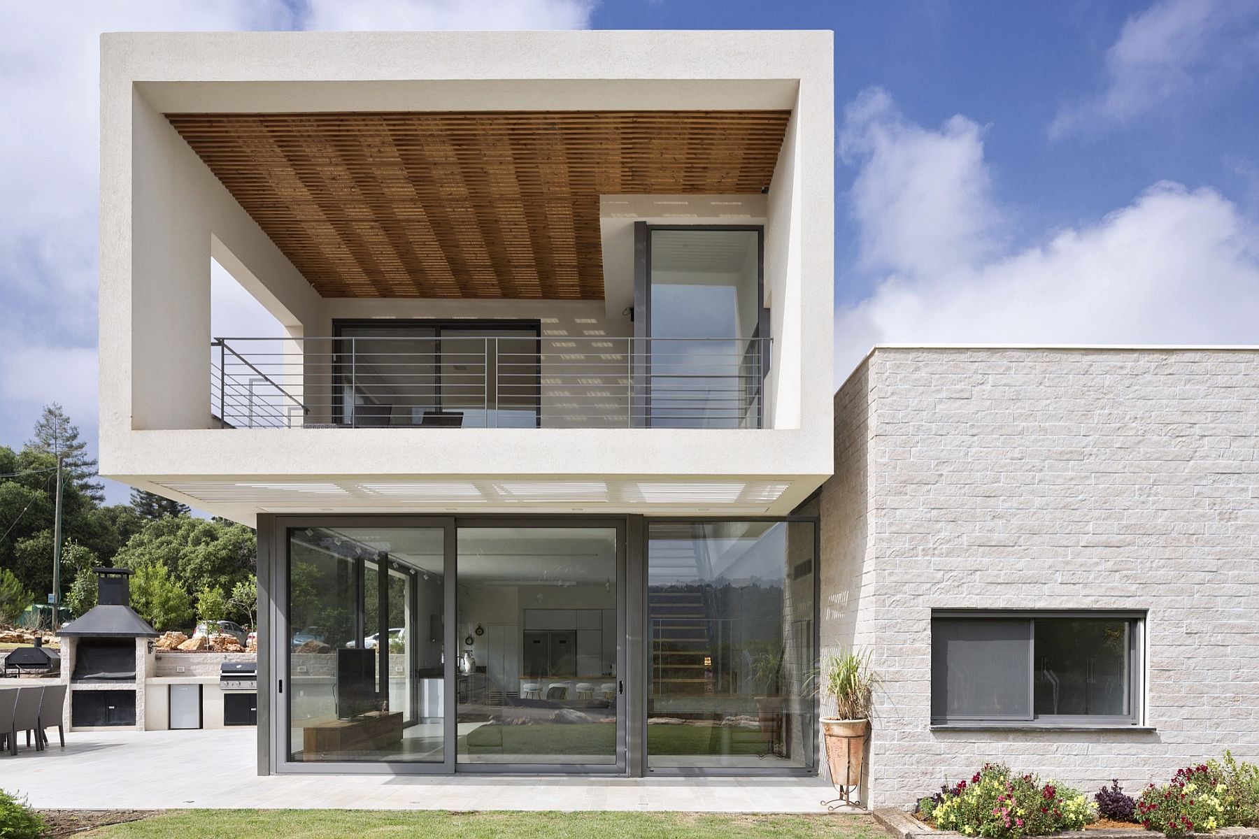 Stone and steel base of the lower level allows for the creating of a striking overhang above