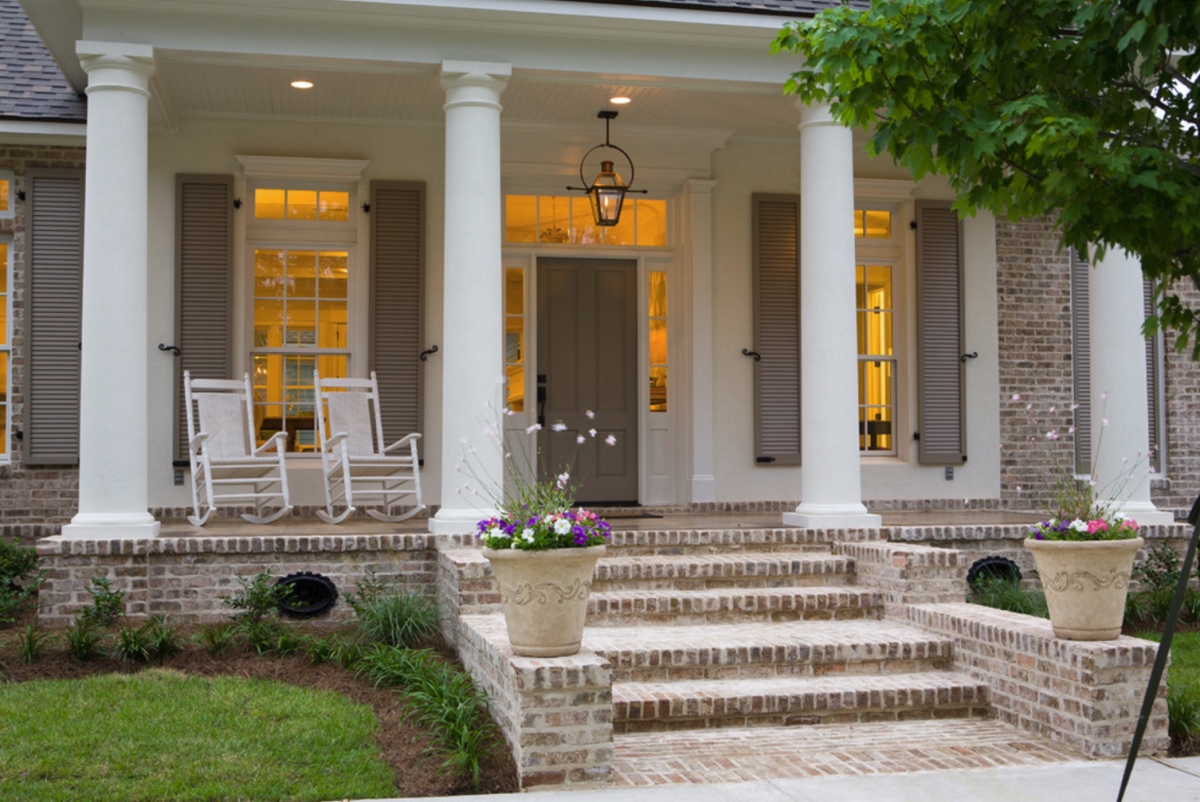 Traditional front porch by Highland Homes