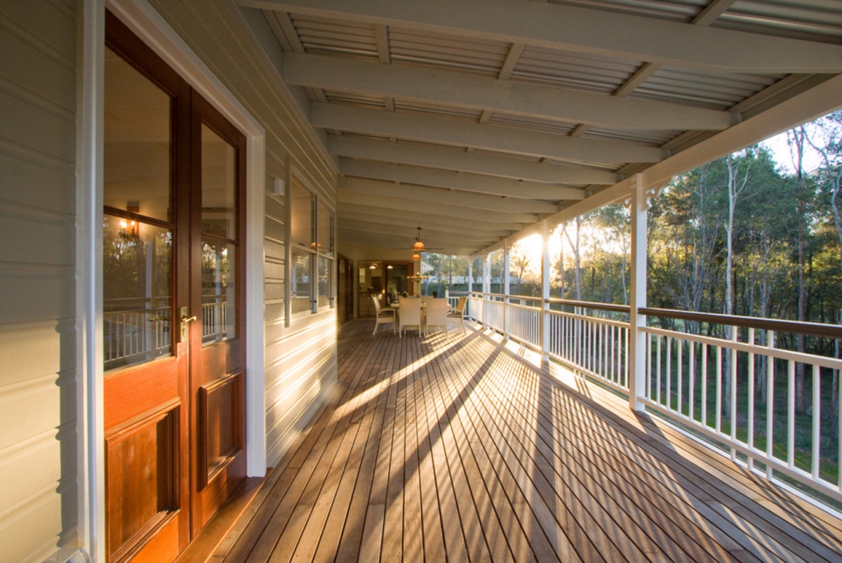 Veranda with a railing (photo by Dan the Sparky Man)