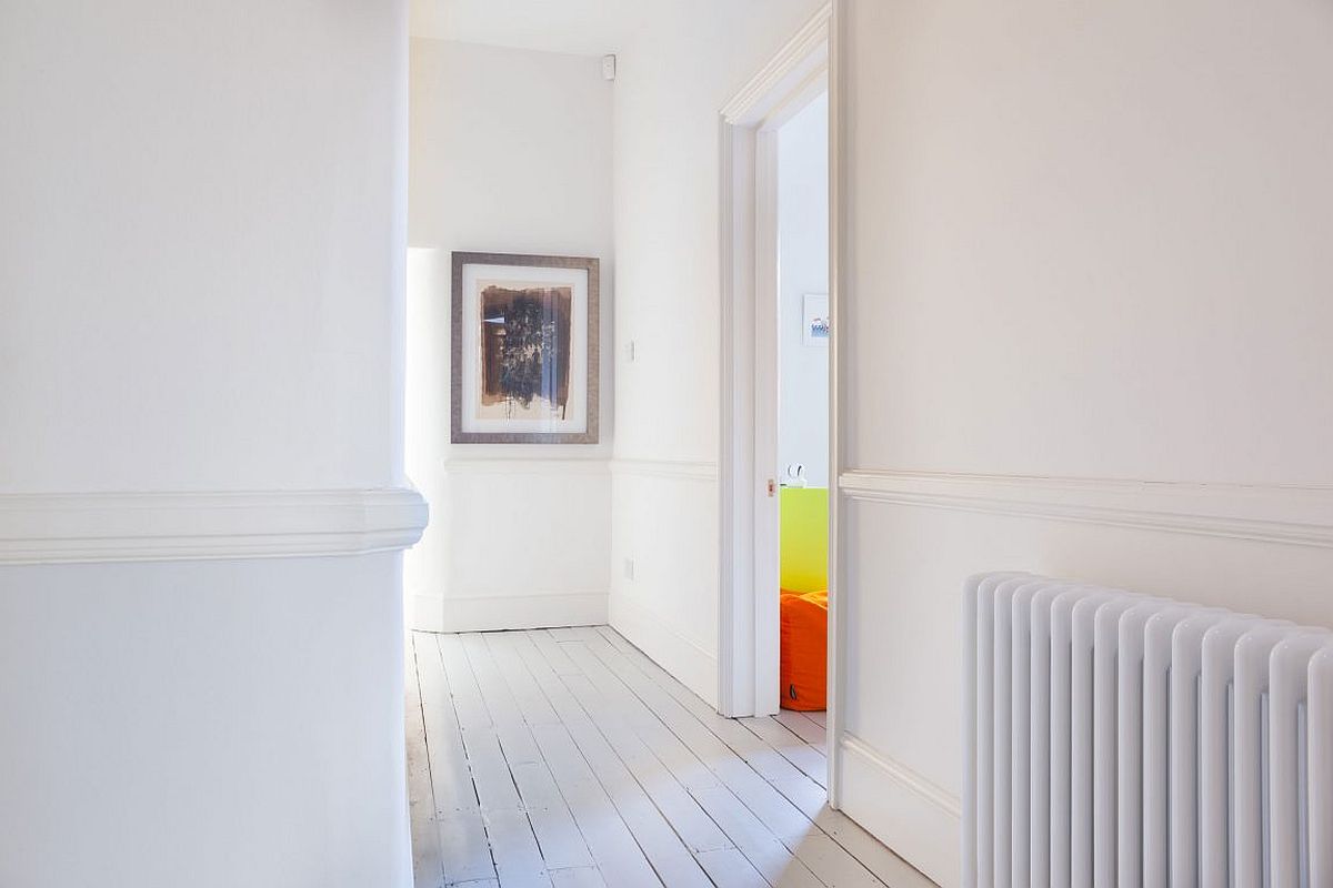 White in the corridor creates the illusion of a cheerful and spacious home