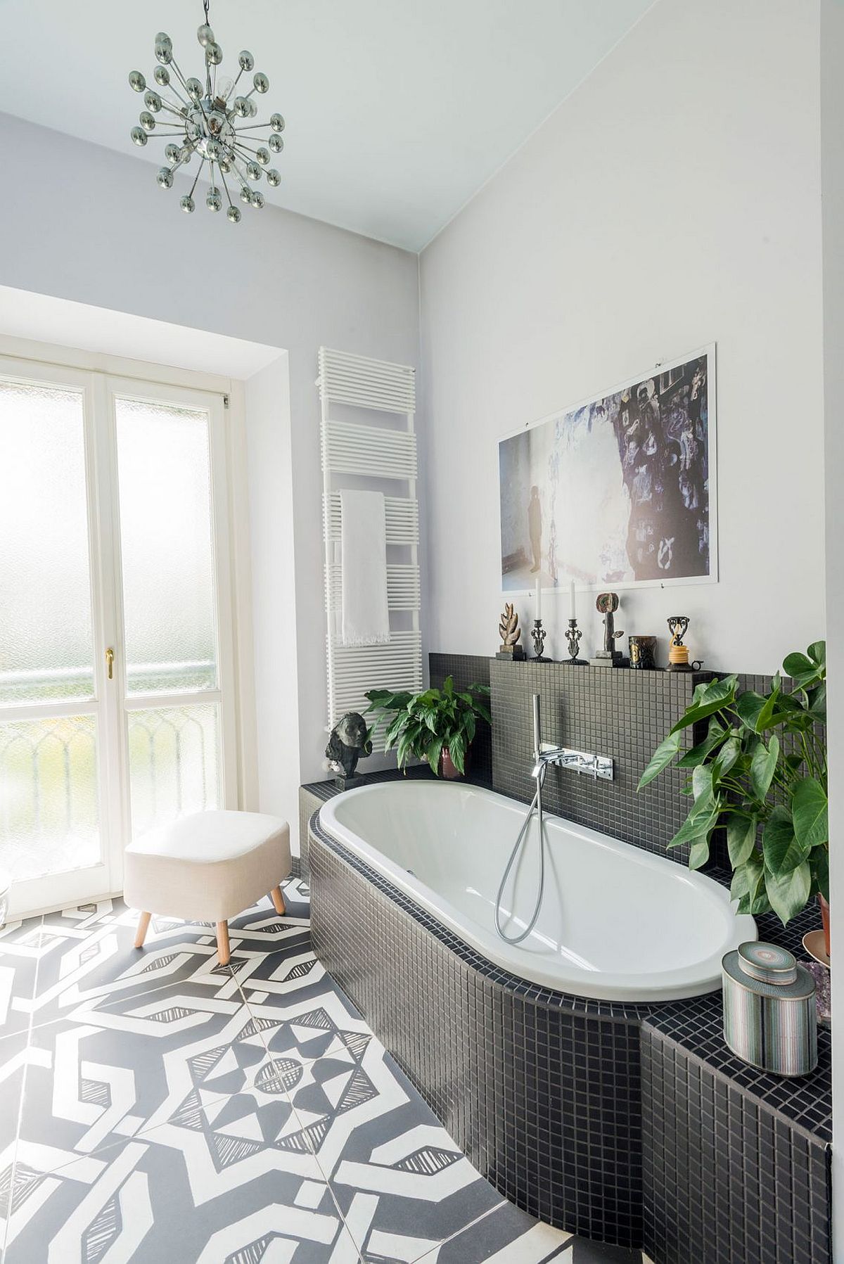 Black and white small bathroom idea