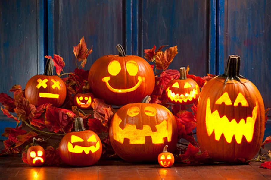 Classic pumpkin carving and Halloween lighting idea