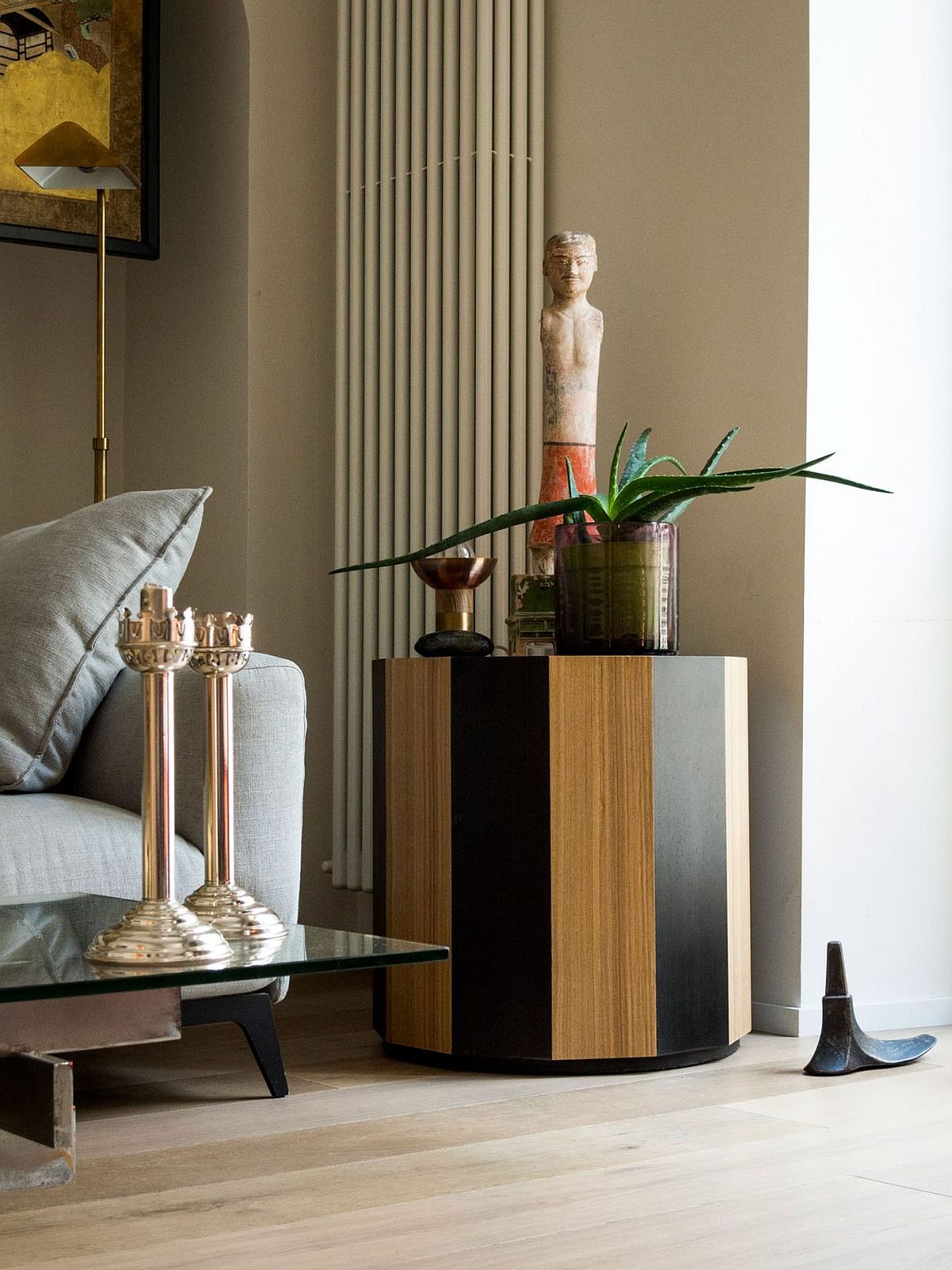 Decor in neutral hues, brright metallics and interesting accessories for the Mialn apartment