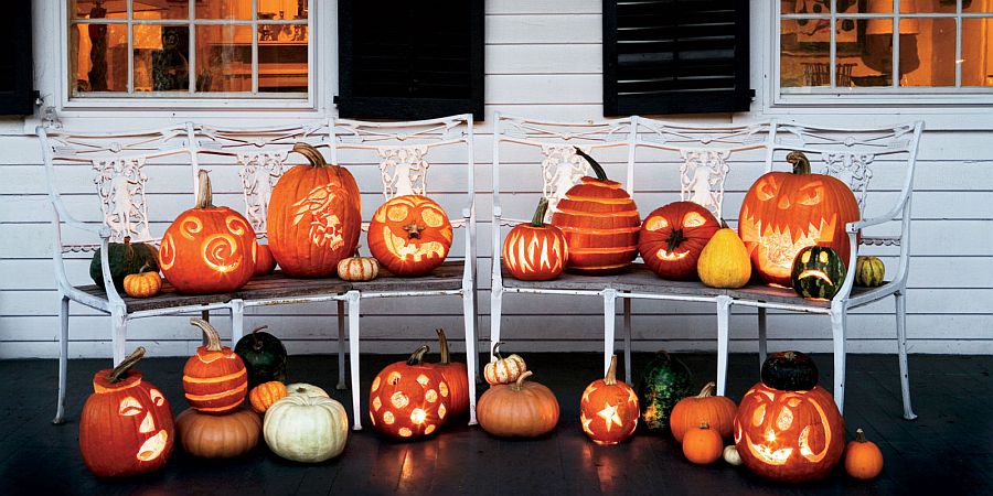 Superbe alignement de citrouilles sculptées couplé à un éclairage cool