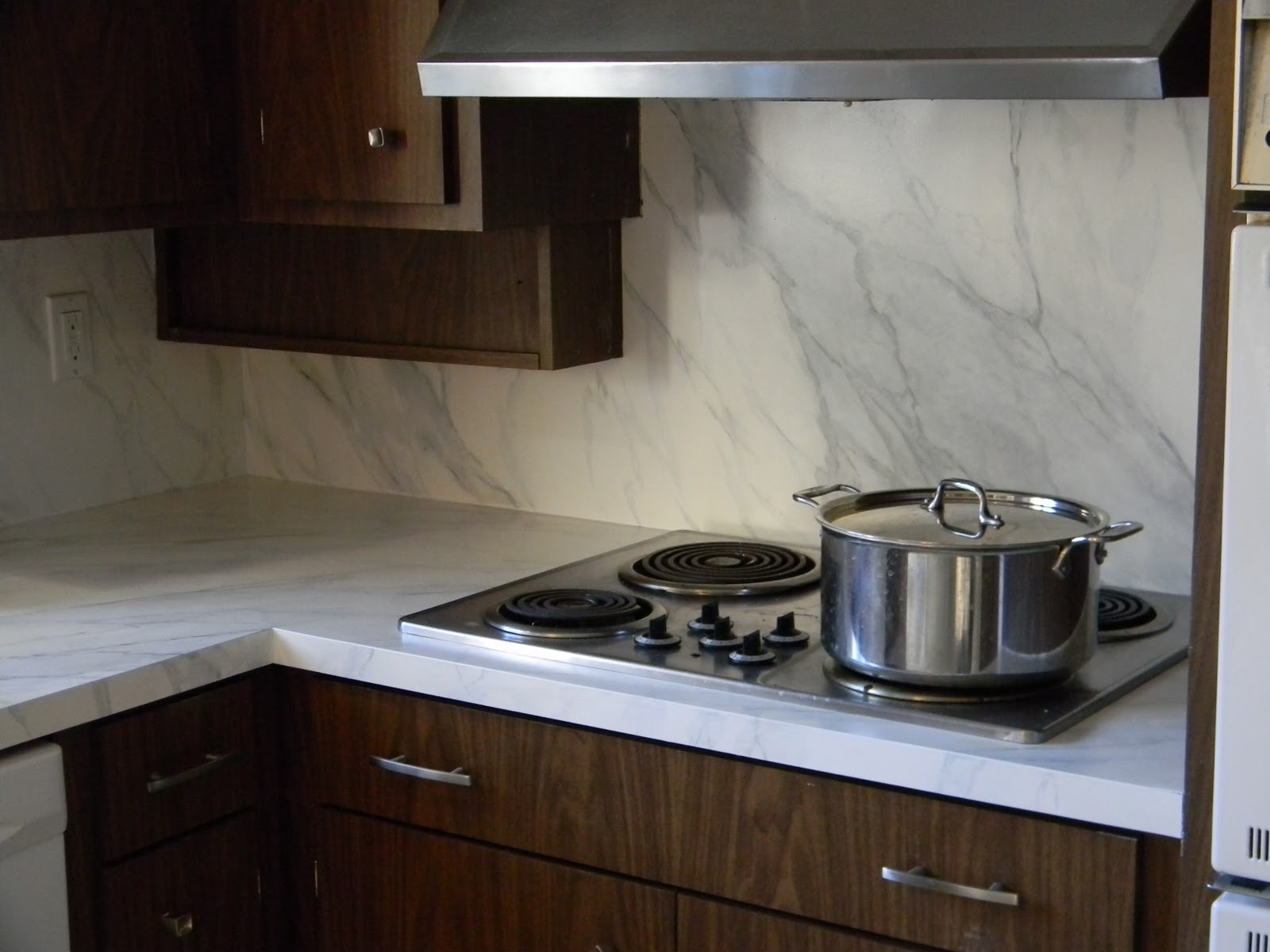 Faux marble countertops and backsplash from Gorgeous Shiny Things