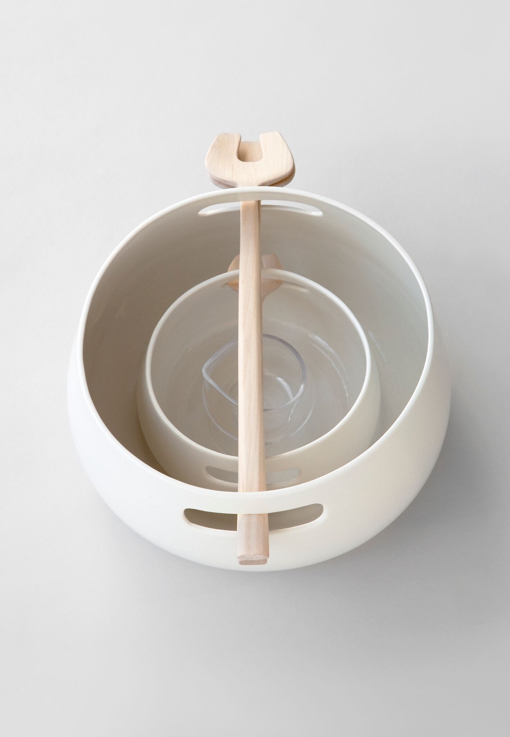 KOLMIKKO tableware by Finnish designer Maiju Uski. This clever set comprises a large and small porcelain bowl, a small glass jug and wooden utensils. Photo by Chikako Harada courtesy of Maiju Uski.