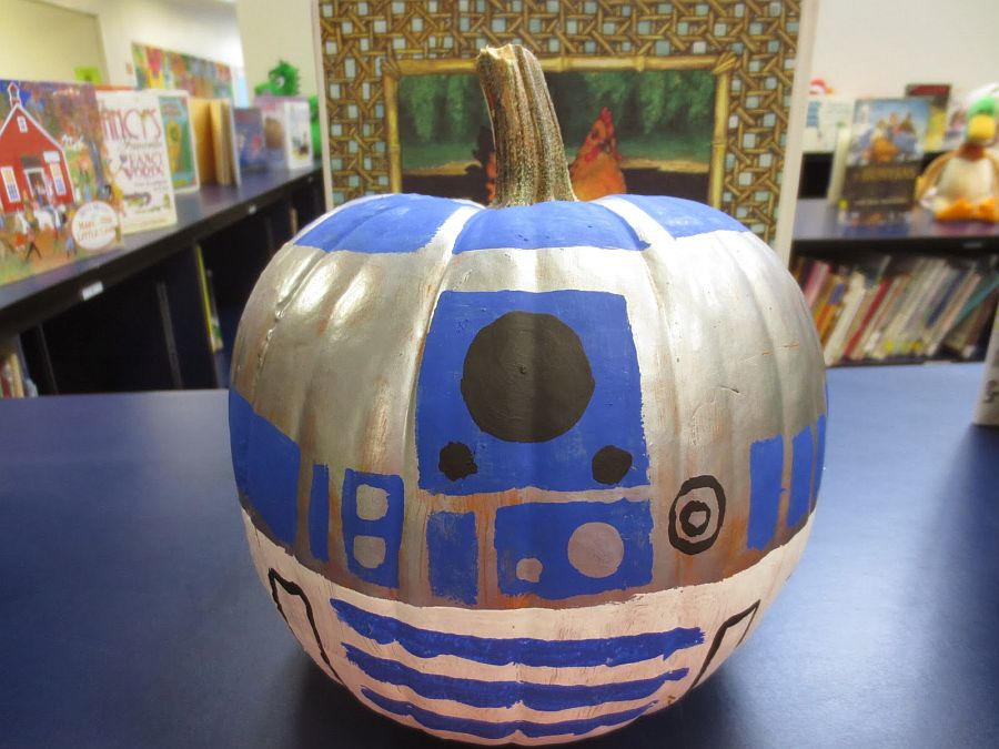 R2D2 Halloween pumpkin can be even crafted by kids!