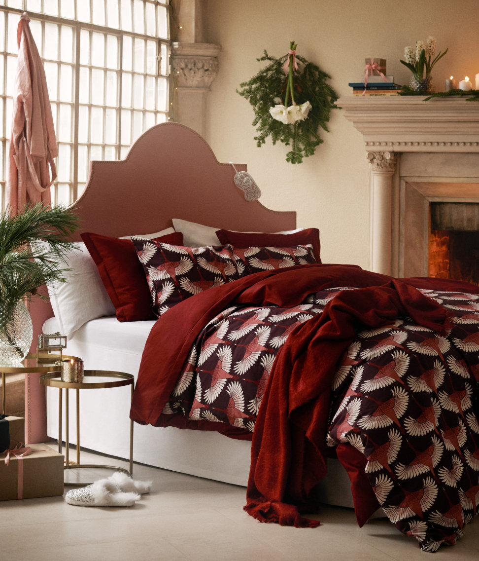 Rosy bedding in a room by H&M Home