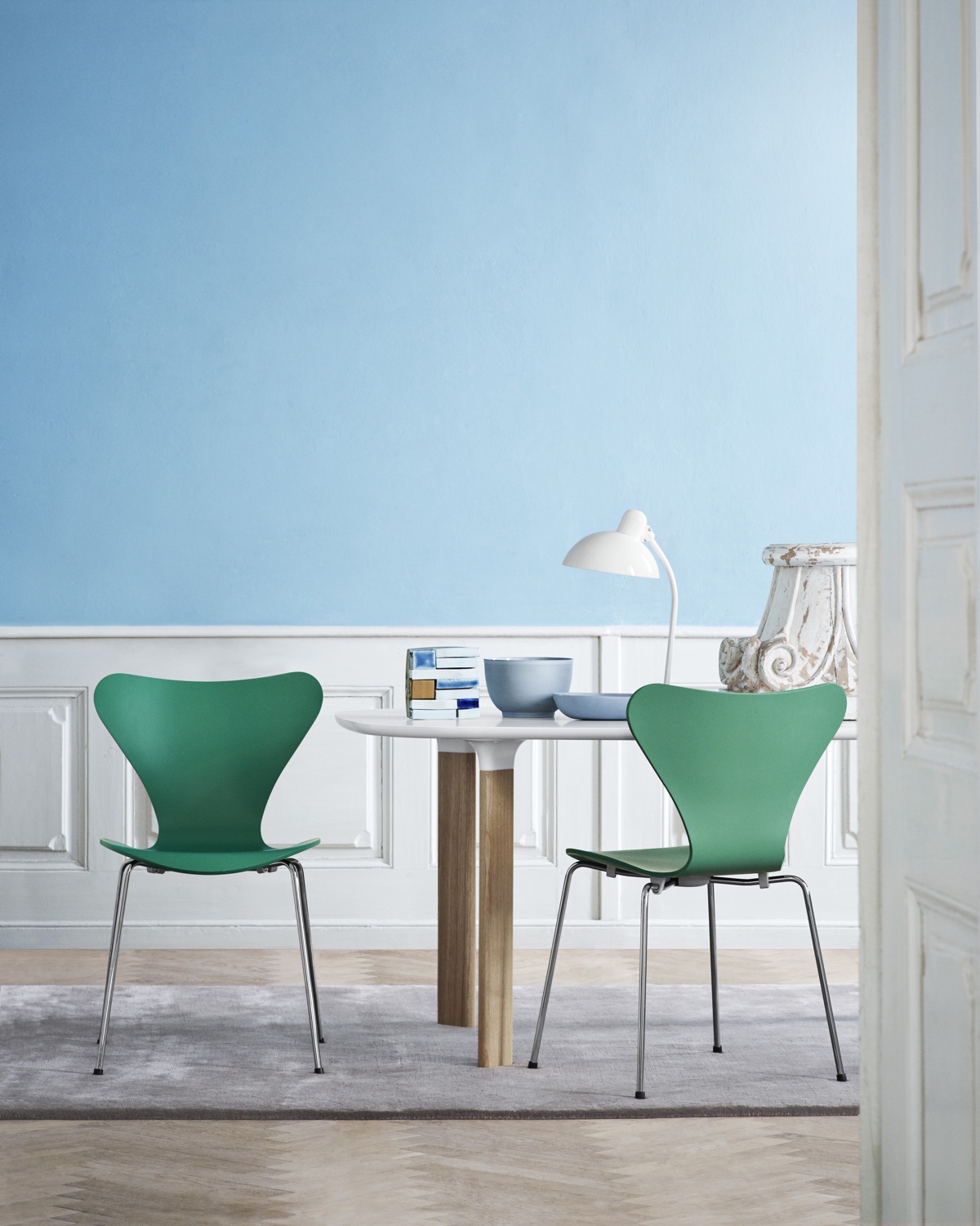 Series 7™ by Arne Jacobsen in Hüzün Green.