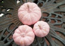 Simple-pumpkin-decorating-idea-in-pink-for-your-little-darlings-first-Halloween-217x155