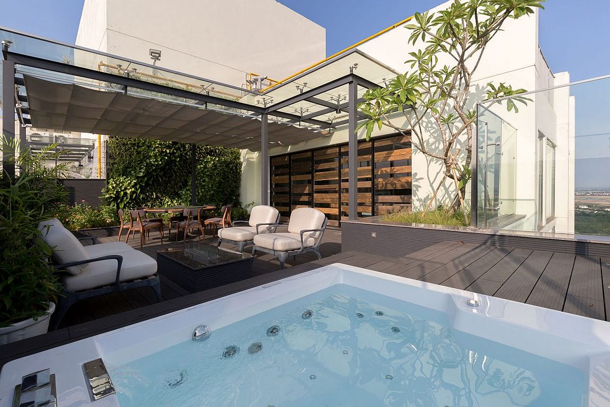 Sky garden with jacuzzi and pergola at Penthouse Ecopark