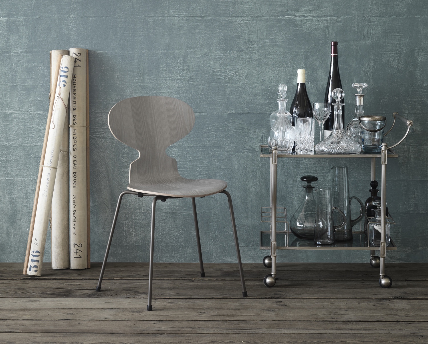 Ant™ chair in dyed grey oak veneer with powder-coated bronze legs. Photo by Peter Bangsbo © Republic of Fritz Hansen 2016.