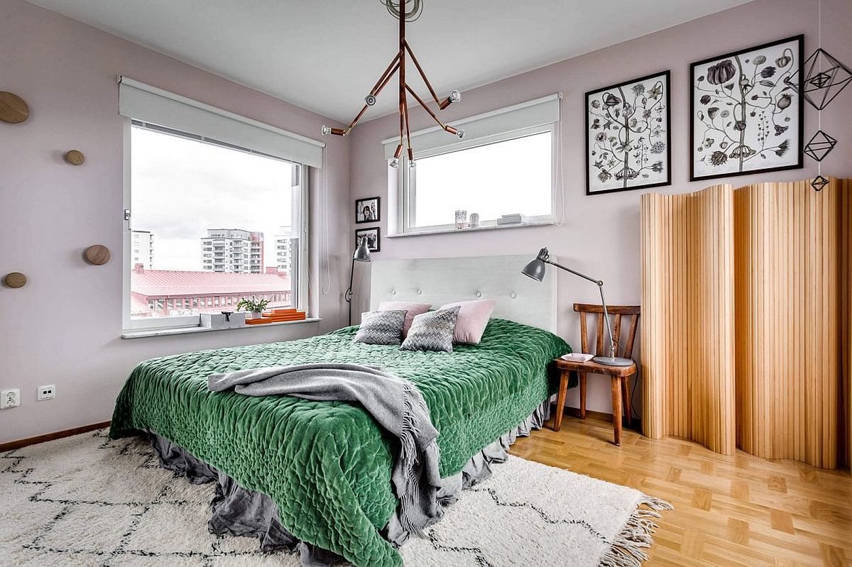 Bedding in green brigs color to the bedroom in gray