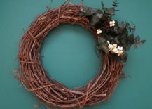 Begin-decorating-the-top-of-the-wreath-217x155