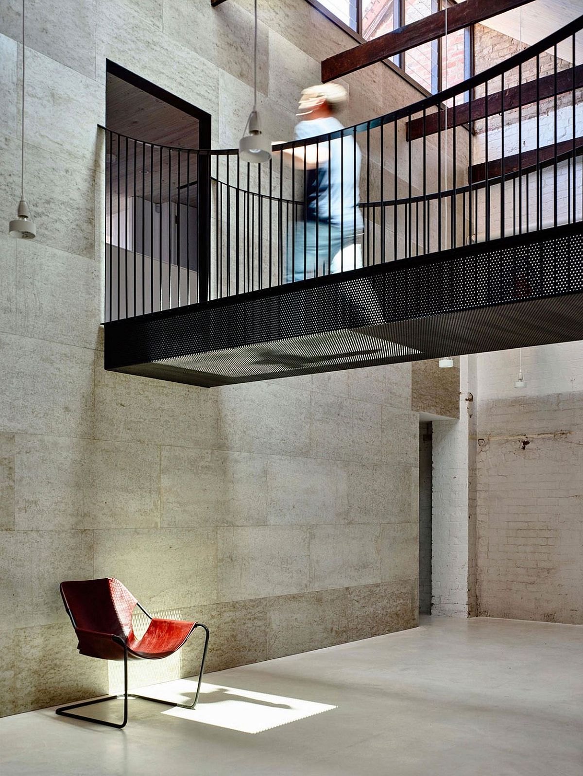 Bridge-styled indoor metallic walkway for the loft home in Melbourne