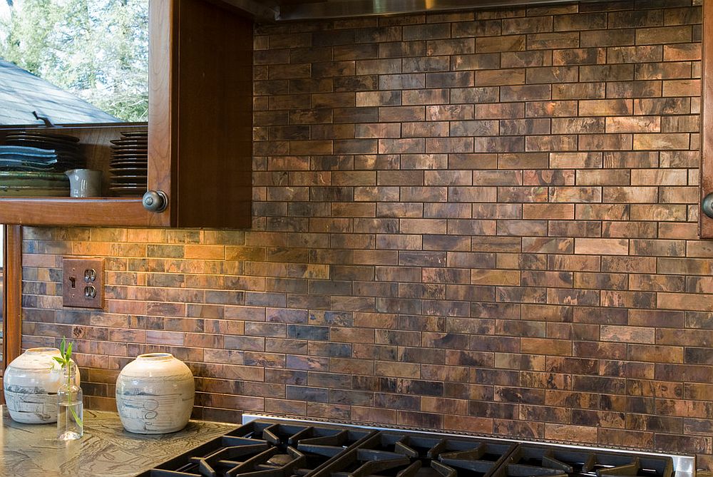 Ubin tembaga memberikan backsplash yang sejuk di dapur tradisional [Design: Welsh Construction]