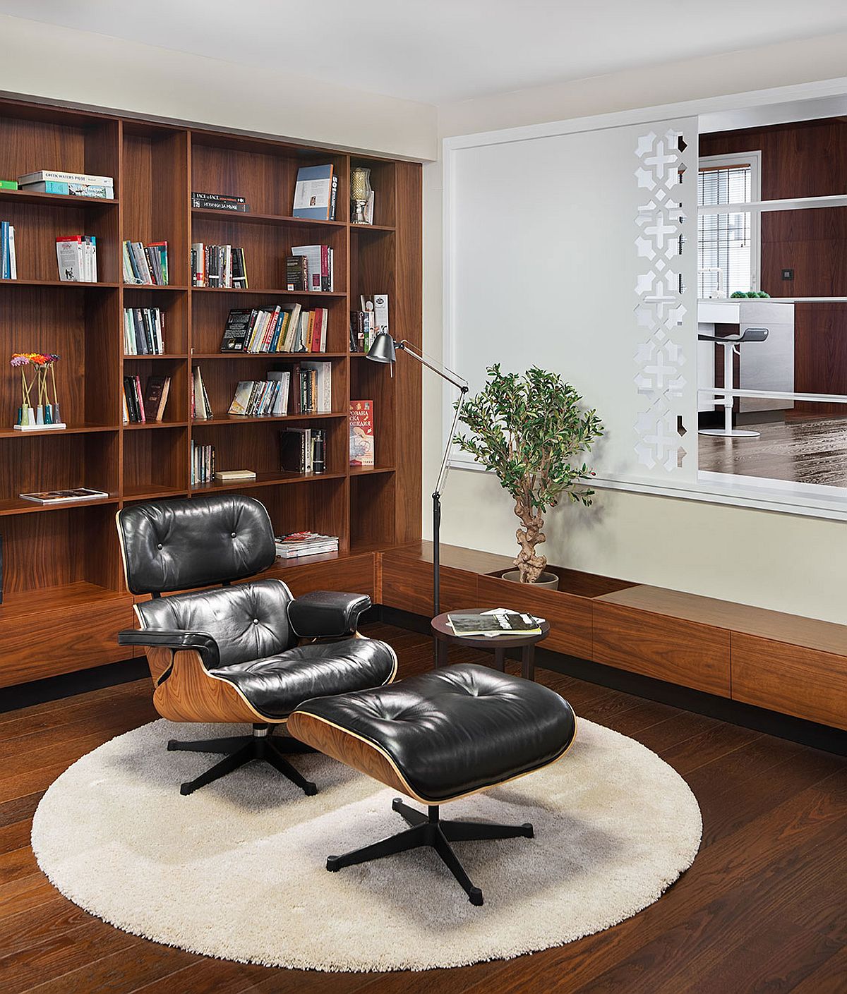 Cozy reading zone next to the bookshelf with the Eames Lounger