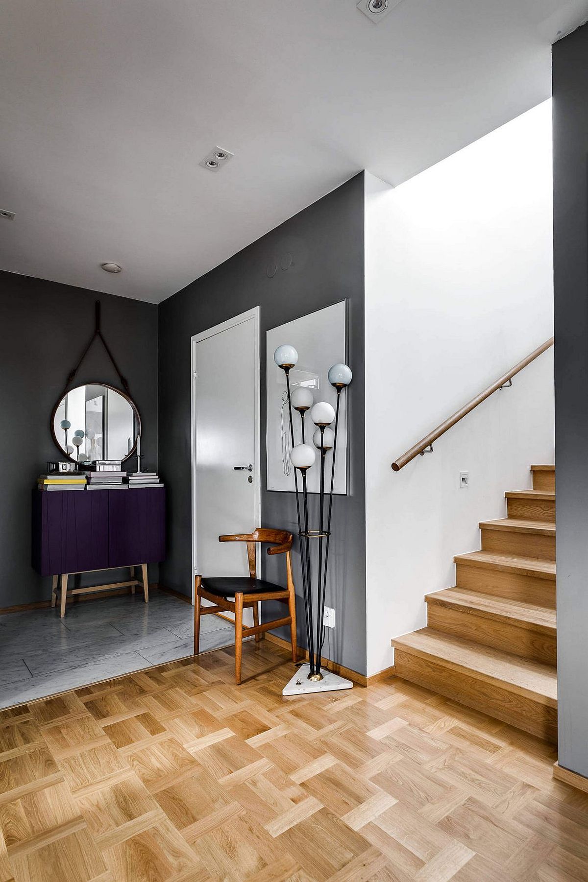 Fabulous purple side table revitalizes the entrance in gray and white